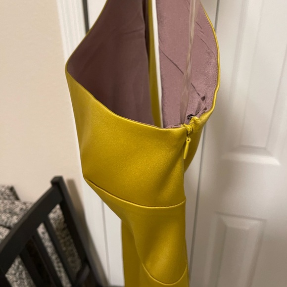 Very delicate and soft one shoulder dress - Picture 9 of 10